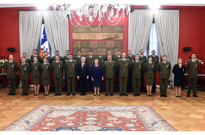 Jefa de Estado participa en la ceremonia de condecoración a carabineros “De Servicio de la Presidencia de la República”
